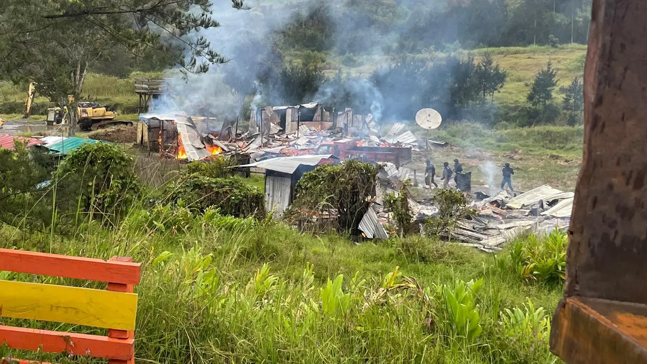 KKB membakar mes karyawan PT MTT dan rumah warga di Distrik Ilaga, Kabupaten Puncak, Papua