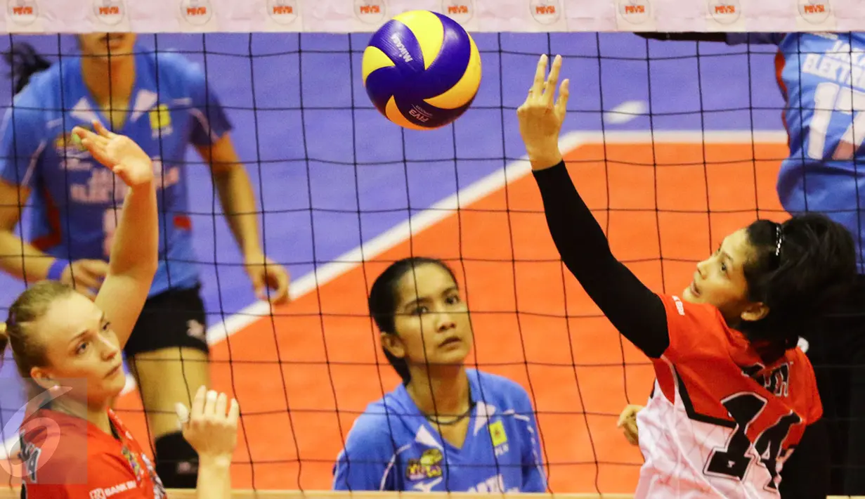Pebola voli putri Jakarta Pertamina Energi, Asih Titi Pangestuti melakukan smes ke tim Jakarta Electrik PLN pada final four Proliga 2017di GOR C'Tra Arena, Bandung, Minggu (16/4). Jakarta Electrik PLN menang dengan skor 3-1. (Liputan6.com/Yoppy Renato)
