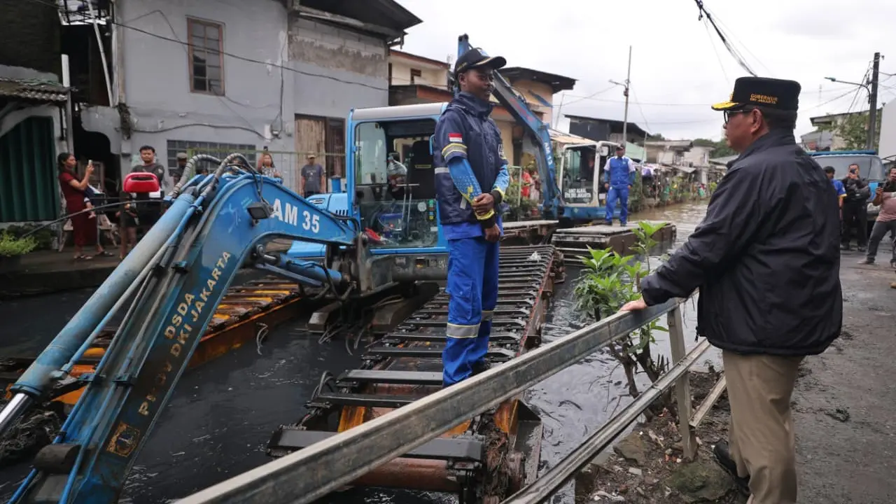 Pramono Tinjau Pengerukan Kali Cakung