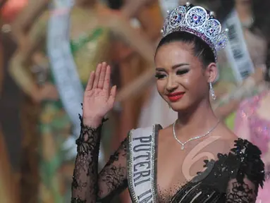 Ekpresi kesedihan Puteri Indonesia 2014 Elvira Devinamira dalam malam Grand Finalis Puteri Indonesia 2015 di JCC, Jakarta, Jumat (20/2). Elvira digantikan oleh finalis dari Jawa Tengah Anindya Kusuma Putri. (Liputan6.com/Herman Zakharia)