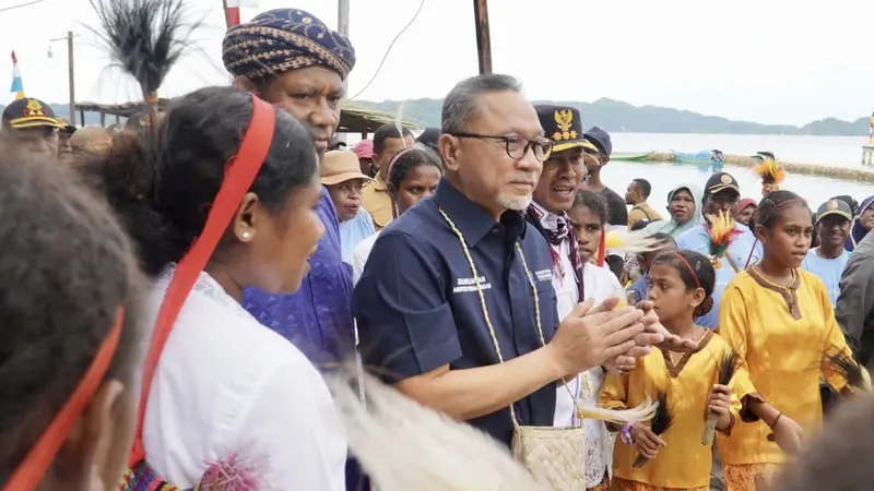 Menteri Perdagangan Zulkifli Hasan menghadiri Festival Budaya Berau di Fakfak, Papua Barat, hari ini, Selasa (20/12).