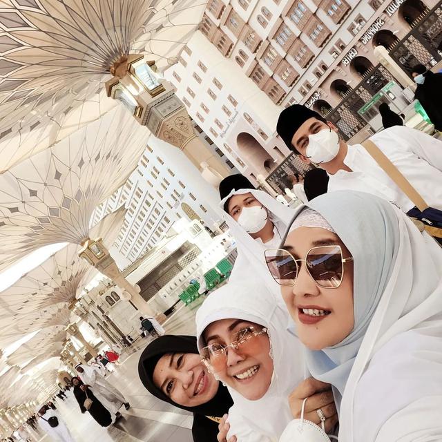 Paramitha Rusady menjalankan ibadah umrah (Foto: Instagram @paramitha118real)
