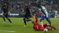  Porto's Jackson Martinez (R) scores his goal past Bayern Munich's goalkeeper Manuel Neuer, Dante (L) and Jerome Boateng (C) during their Champions League quarterfinal first leg soccer match at Dragao stadium in Porto April 15, 2015. REUTERS/Rafael Marcha