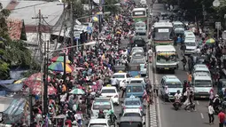 Ribuan orang memadati dikawasan Tanah Abang, Jakarta, Minggu (19/6).Jelang lebaran, pasar Tanah Abang dipadati oleh warga yang ingin berbelanja. (Liputan6.com/Faizal Fanani)