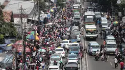 Ribuan orang memadati dikawasan Tanah Abang, Jakarta, Minggu (19/6).Jelang lebaran, pasar Tanah Abang dipadati oleh warga yang ingin berbelanja. (Liputan6.com/Faizal Fanani)