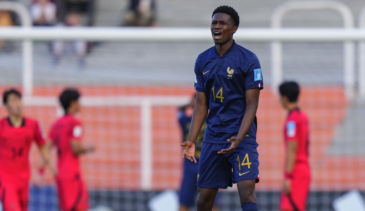 Setelah Timnas Brasil U-20 ditaklukkan Italia, kejutan di laga perdana fase grup Piala Dunia U-20 2023 terus berlanjut. Kali ini giliran Timnas Prancis U-20 yang harus tumbang di tangan Raja Asia, Korea Selatan dengan skor 1-2 dalam laga yang digelar di Malvinas Argentinas Stadium, Mendoza, Argentina, Selasa (23/5/2023) dini hari WIB. Dengan hasil ini, Korea Selatan berhasil memuncaki klasemen sementara Grup F bersama Gambia, yang di laga lainnya juga menang 2-1 atas Honduras. (AP Photo/Natacha Pisarenko)