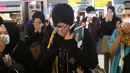 Jemaah umrah asal Indonesia saat berada di bandara Soekarno Hatta, Tangerang, Minggu (1/11/2020). Sementara itu Kementerian Agama memastikan jamaah Indonesia mulai bertolak ke Arab Saudi untuk melaksanakan ibadah umroh di dua kota suci Mekah dan Madinah mulai hari ini. (Liputan6.com/Angga Yuniar)
