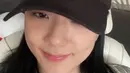 Jisoo mengatakan Rose selalu mengiyakan permintaannya. Seketika Rose melempar candaan. "Tidak… unnie… aku mahal…” penggemar pun terhibur melihat interaksi keduanya. (Foto: Jisoo Weverse Live via Twitter)