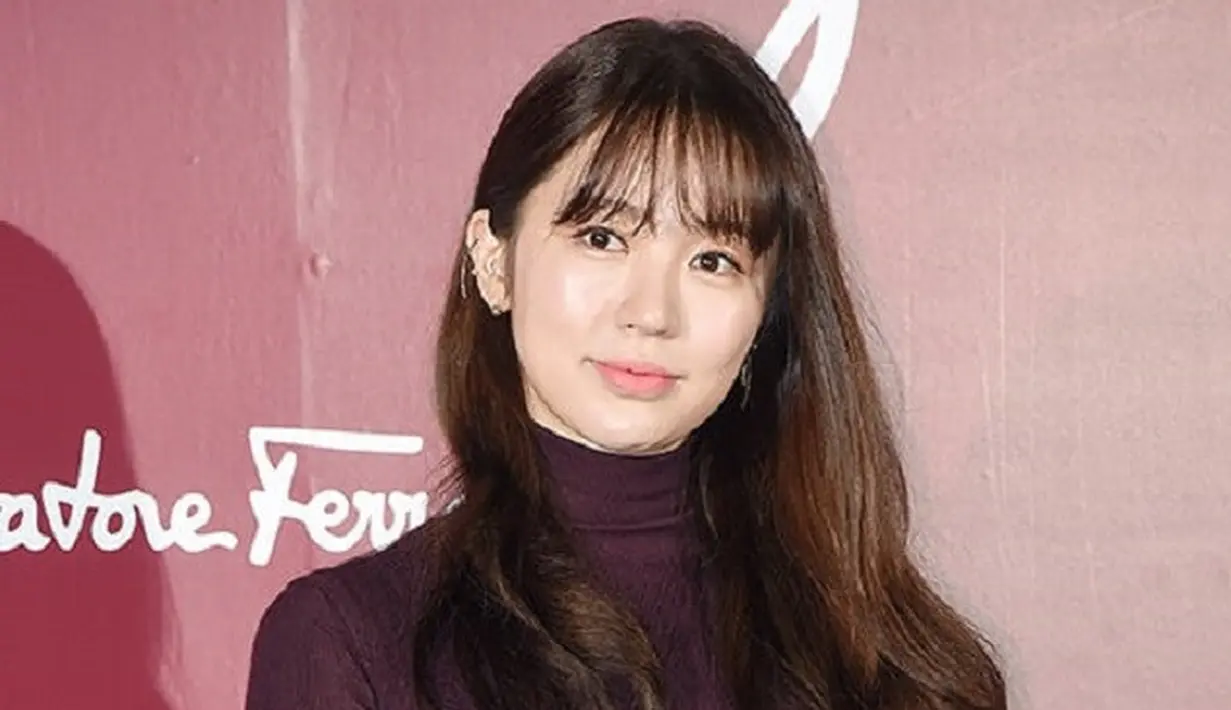 Yoon Yoo Jung sendiri merupakan seorang aktris papan atas yang tersandung skandal. Sedangkan karakter utama pria adalah seorang dermatologis yang tak tertarik untuk berpacaran. (Foto: Soompi.com)