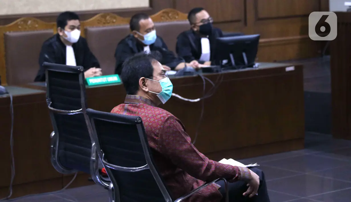 Terdakwa eks Wakil Ketua DPR RI Azis Syamsuddin menjalani sidang di Pengadilan Tipikor, Jakarta, Senin (6/12/2021). Azis menjalani sidang perdana pembacaan surat dakwaan JPU KPK terkait dugaan suap pengurusan perkara yang sedang ditangani KPK di Lampung Tengah. (Liputan6.com/Angga Yuniar)
