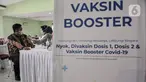 Warga menjalani vaksinasi dosis ketiga (Booster) di Pasar Induk Kramat Jati, Jakarta Timur, Kamis (10/3/2022). Kepala Dinas Kesehatan DKI Jakarta Widyastuti mengakui, capaian vaksinasi booster COVID-19 masih sangat rendah. (merdeka.com/Iqbal S. Nugroho)
