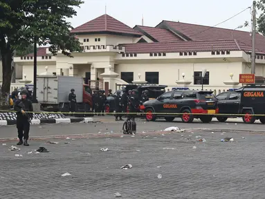 Mobil gegana terlihat berjaga di depan Rutan Cabang Salemba Mako Brimob seusai operasi penanggulangan di Depok, Kamis (10/5). Polri menyatakan telah menghentikan operasi penanggulangan penyanderaan pada Kamis pukul 07.15. (Liputan6.com/Herman Zakharia)