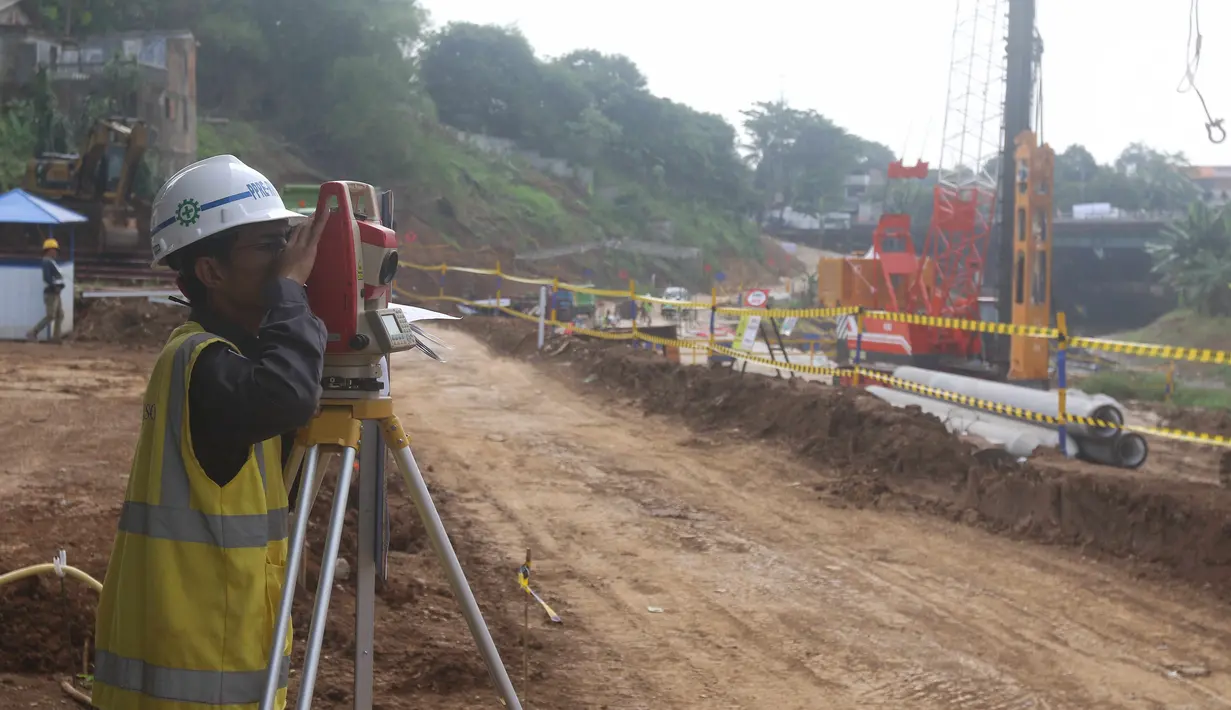 Aktivitas pekerja proyek Pembangunan Sistem Pengambilan dan Treatment Sampah Badan Air melalui Rekayasa Sungai pada Kali Ciliwung segmen TB Simatupang di kawasan Pasar Rebo, Jakarta, Senin (26/9/2022). Proyek saringan sampah di Kali Ciliwung merupakan yang pertama kali dibangun di Indonesia.  (Liputan6.com/Herman Zakharia)