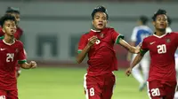 Selebrasi Brylian Dwiki Aldama usai membawa timnas Indonesia U-16 unggul 1-0 atas Singapura U-16 di Stadion Wibawa Mukti, Cikarang, Kamis (8/6/2017). (Liputan6.com/Helmi Fithriansyah)