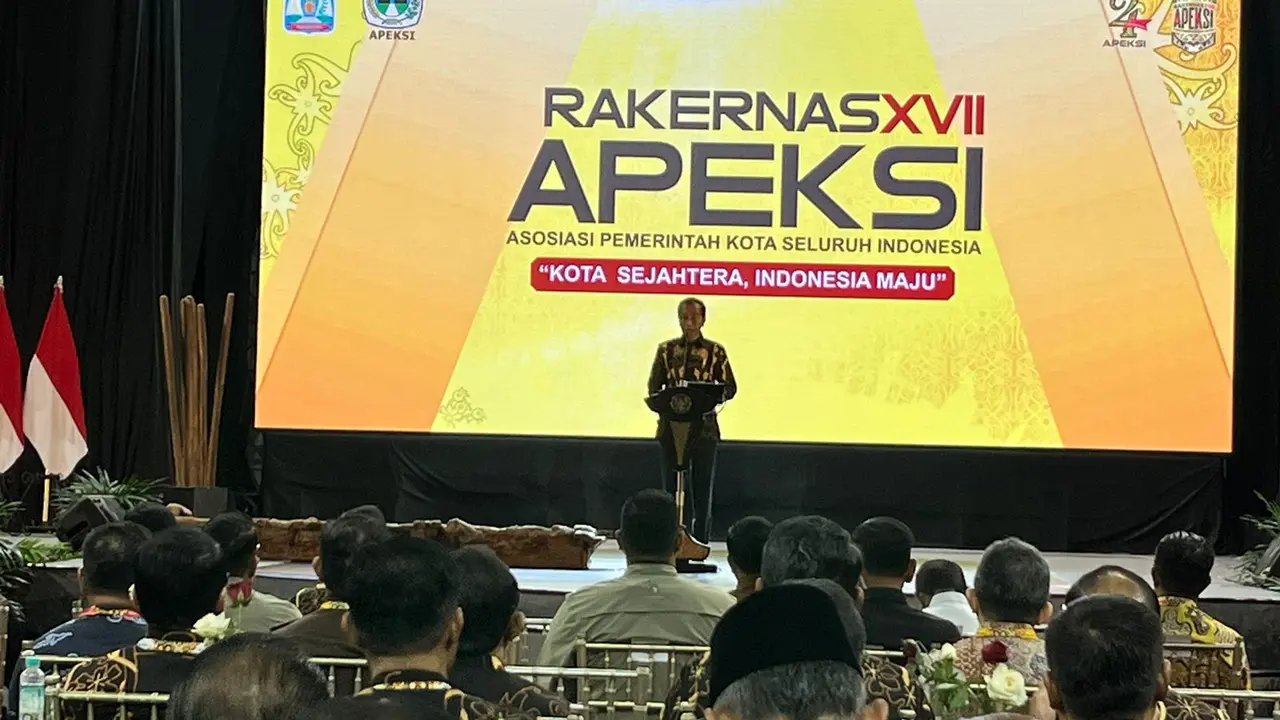 Presiden Joko Widodo atau Jokowi saat membuka Rakernas Asosiasi Pemerintah Kota Seluruh Indonesia (Apeksi) ke-XVII di Balikpapan, Kalimantan Timur, Selasa (4/6/2024).