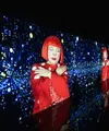 Proyeksi video karya "Song of a Manhattan Suicide Addict" oleh seniman Jepang Yayoi Kusama terlihat saat pratinjau media untuk pameran "I would overcome death and go on living" di Museum Yayoi Kusama, Tokyo, pada 16 Oktober 2024. (Philip FONG/AFP)