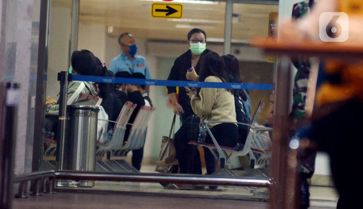 Keluarga penumpang dan kru menunggu informasi di Posko Crisis Center Sriwijaya Air SJ-182, Terminal 2D Bandara Soekarno-Hatta, Tangerang, Banten, Sabtu (9/1/2021). Keluarga penumpang dan kru Sriwijaya Air SJ-182 yang hilang kontak mulai berdatangan ke crisis center. (merdeka.com/Imam Buhori)