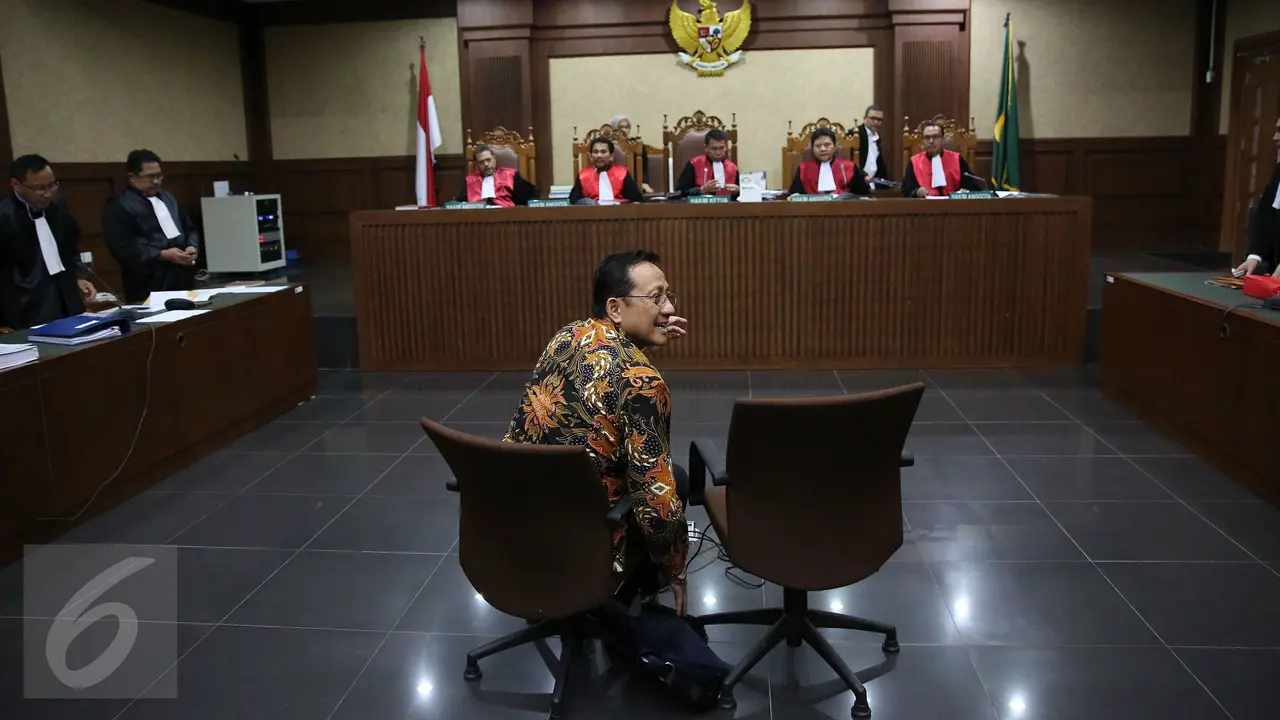 20161108-Irman Gusman Jalani Sidang Perdana-Jakarta