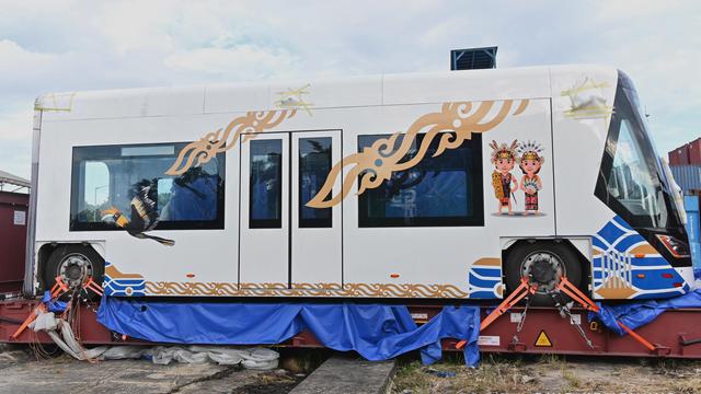 Satu trainset Autonomous Rail Transit (ART) atau satu rangkaian trem otonom yang akan dijalankan di Ibu Kota Nusantara (IKN) telah tiba di Balikpapan.