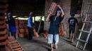 Kompetisi binaraga tradisional ini diikuti perajin ataupun pekerja pabrik genteng. (Aditya Irawan/AFP)