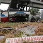 Sebuah bus PO Rukun Sayur mengalami kecelakaan di KM 202, Jawa Barat, Selasa (14/7/2015). Bus tersebut menabrak tiang jembatan penyebrangan menyebabkan 11 orang tewas dan 27 luka - luka. (Liputan6.com/Herman Zakharia)