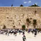 Satu lokasi yang disucikan umat Yahudi adalah Kotel atau Tembok Barat di Yerusalem. Terkenal dengan sebutan Tembok Ratapan, bagian ini dipercaya sebagai bagian dari dinding yang tersisa dari bangunan Bait Suci. (iStockPhoto)