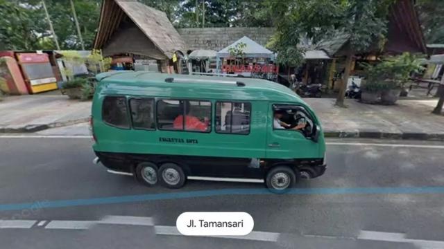 12 Potret Jepretan Lucu Google Street View, Auto Bikin Ketawa