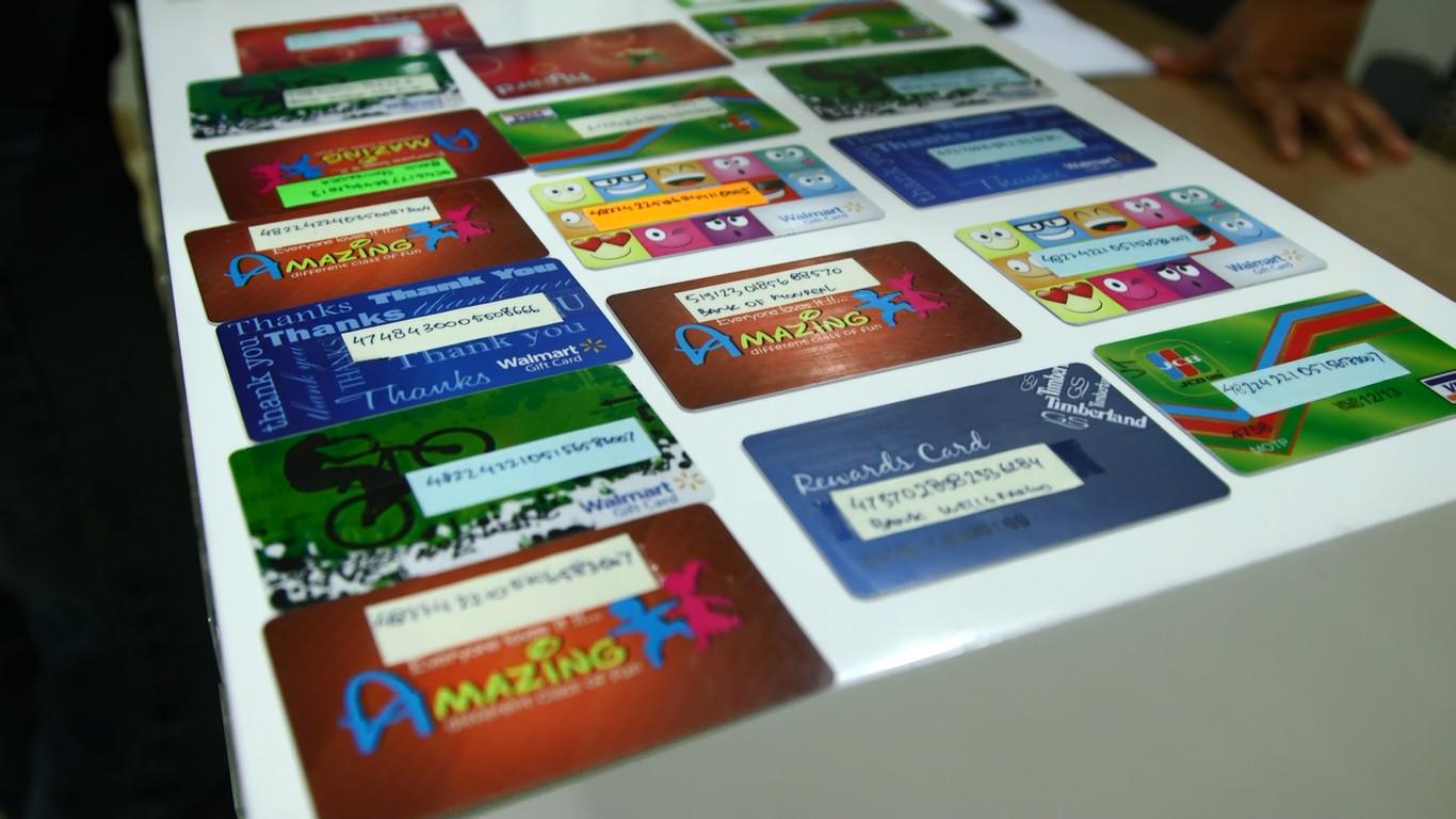 Data yang berhasil disalin pelaku, dipindahkan ke kartu kosong yang sudah disediakan (Liputan6.com/Balgoraszky Arstide Marbun)