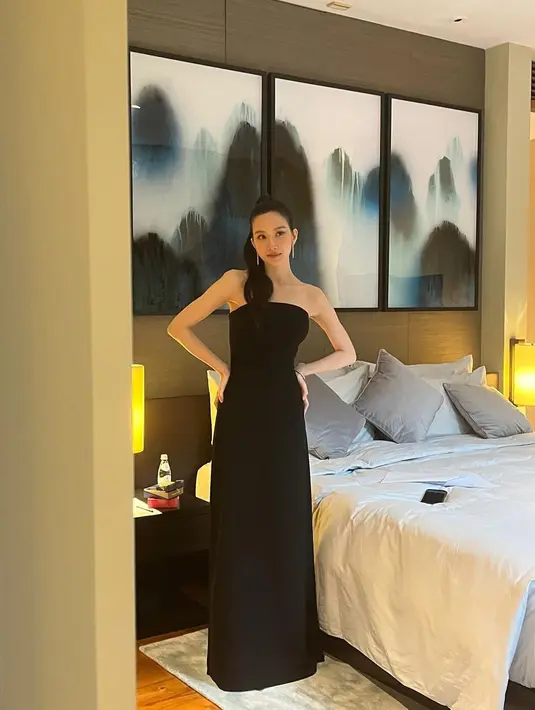 Sementara Moon Ga Young tampil elegan dengan strapless dress warna hitam.  Ia melengkapi penampilannya dengan tas terbaru Tumi warna ungu sebagai statement penampilannya. [@isyanasarasvati]