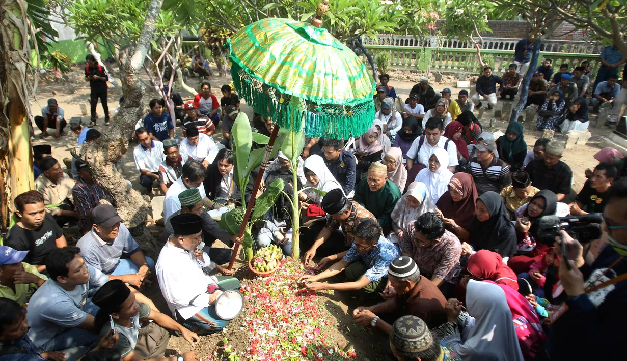 Keluarga berdoa bersama saat pemakaman korban jatuhnya pesawat Lion Air JT 610 Jannatun Cintya Dewi di Sidoarjo, Jawa Timur, Kamis (1/11/2018). Jannatun merupakan pegawai Kementerian ESDM yang menjadi salah satu penumpang Lion Air. (AP/Trisnadi)