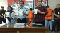 Dua warga negara asing yang tinggal di Tangerang, tertangkap sebagai pelaku kejahatan media sosial. (Liputan6.com/Pramita Tristiawati)