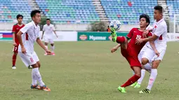 Pemain Timnas Indonesia U-19, Hanis Saghara berusaha mengontrol bola saat melawan Vietnam pada laga AFF U-18 di Stadion Thuwunna, Yangon, Senin (11/9). Vietnam berhasil menang atas Indonesia dengan skor 3-0. (Liputan6.com/Yoppy Renato)