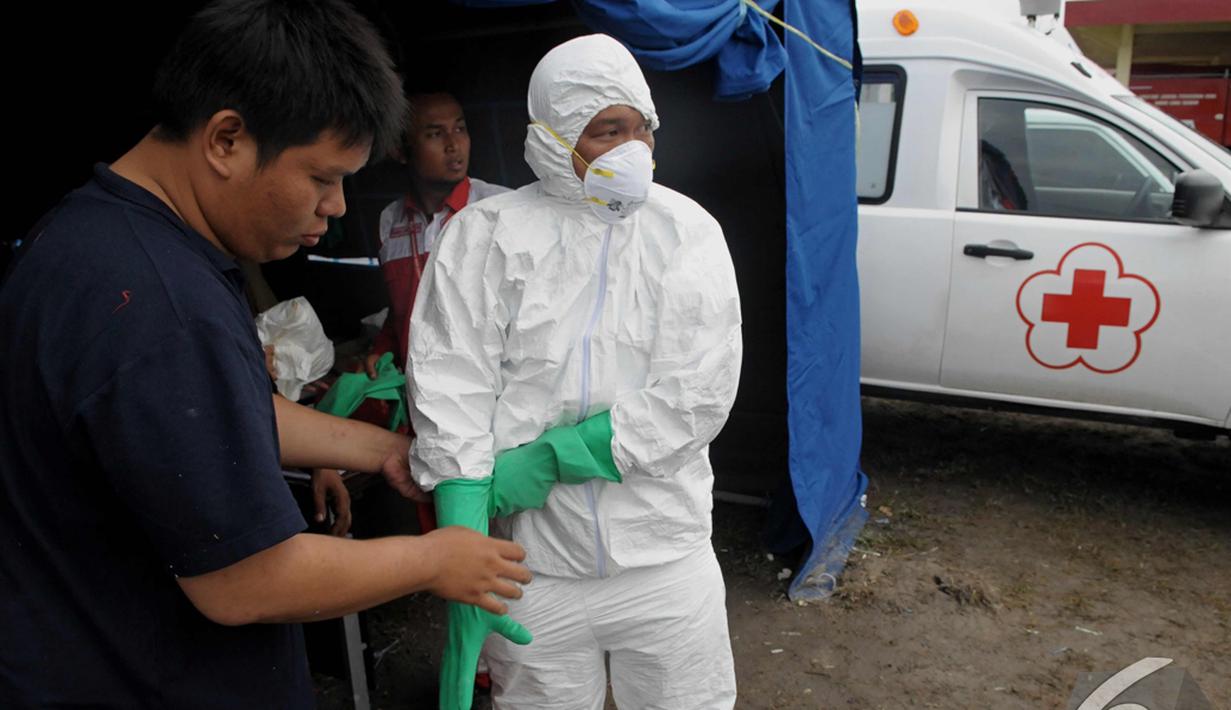 Tim menggunakan perlengkapan medis guna membawa jenazah korban kecelakaan pesawat QZ8501 yang tiba dari KRI Banda Aceh untuk dipindahkan ke RS Sultan Imanuddin di Lanud Iskandar Pangkalan Bun, Kalteng, Rabu (7/1/2015). (Liputan6.com/Andrian M Tunay)