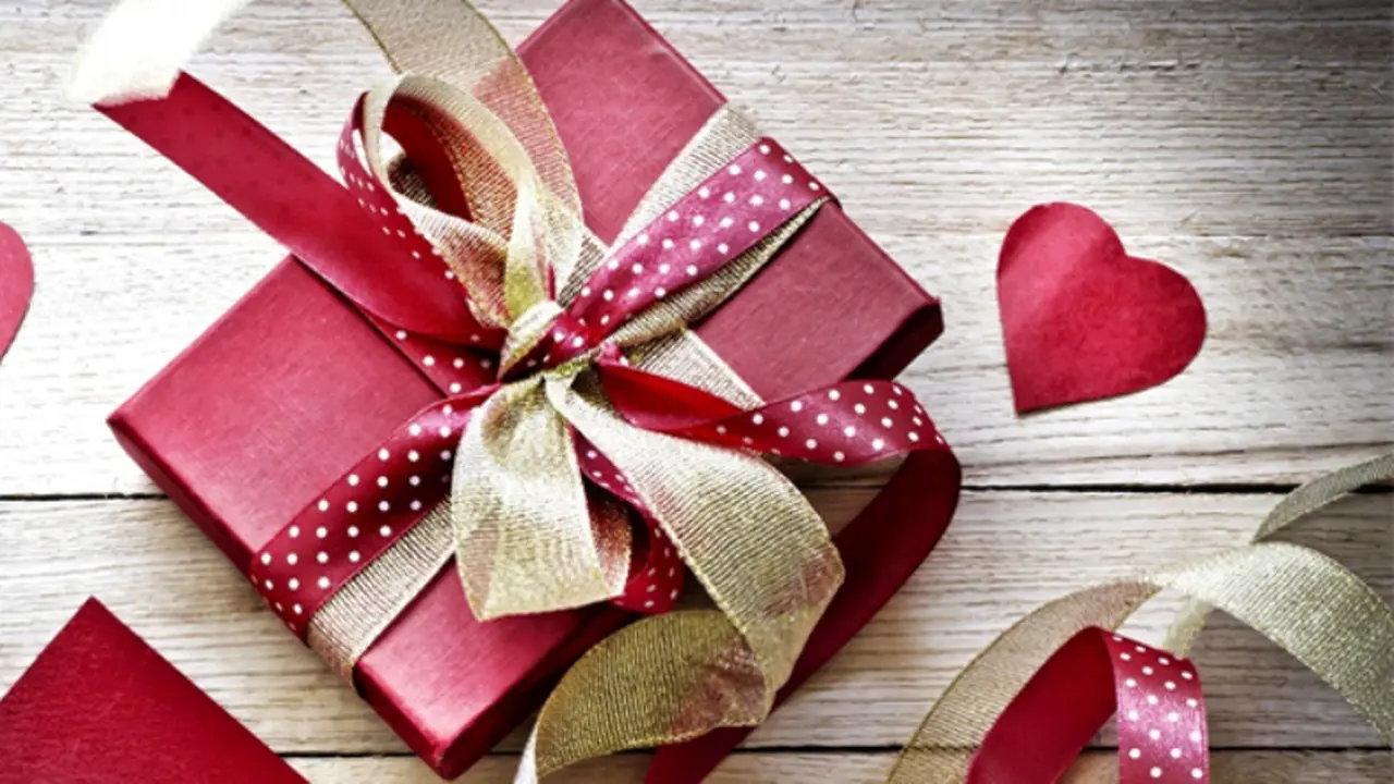 Tips Membungkus Kado Seperti Profesional
