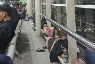 Salah satu sudut di ruang tunggu Stasiun Cikarang yang dipenuhi calon penumpan yang menginap menunggu kereta pertama datang. (Liputan6/Rifqy Alief)