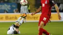 Bek Jerman, Shkodran Mustafi, terjatuh saat pertandingan melawan Azerbaijan pada laga kualifikasi Piala Dunia di Stadion Fritz Walter, Minggu (8/10/2017). Jerman menang 5-1 atas Azerbaijan. (AP/Michael Probst)