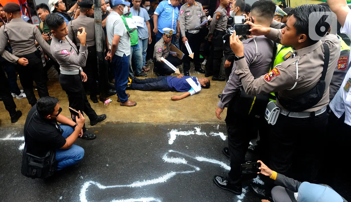 Polda Metro Jaya melakukan rekonstruksi ulang kasus kecelakaan yang menewaskan mahasiswa Universitas Indonesia (UI), M Hasya Attalah Syahputra (18), di Jalan Srengseng Sawah, Jagakarsa, Jakarta, Kamis (2/2/2023). Tampak sejumlah polisi sabhara dikerahkan di lokasi kecelakaan Hasya, tepat di kawasan Srengseng Sawah. (merdeka.com/Arie Basuki)