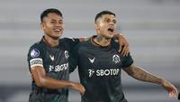 Pemain Persikabo 1973, Dimas Drajad dan Ciro Alves melakukan selebrasi usai mencetak gol ke gawang Madura United pada laga BRI Liga 1 di Stadion Kapten I Wayan Dipta, Gianyar, Selasa (29/03/2022). (Bola.com/ M Iqbal Ichsan)