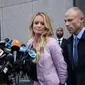 Aktris film dewasa, Stormy Daniels memberi keterangan kepada wartawan saat ia keluar dari Pengadilan Distrik Selatan New York (16/4). (Drew Angerer/Getty Images/AFP)