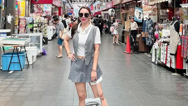 Inspirasi gaya Femmy Permatasari saat liburan di Jepang