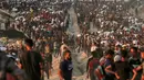Mereka berbondong-bondong membawa beberapa kantong tepung, minyak goreng hingga kotak berisi paket makanan. (BASHAR TALEB/AFP)