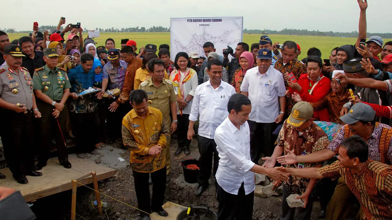 Jokowi Jajal Mesin Pemanen Padi