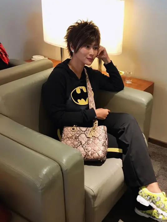 "padahal sebelah selokan alias peceren alias got hahahaa but kita enak aja makan sambil bau kecut,pesing dll🤣🤣. Tak perlu gengsi dan terbebani krn artess !! Gelem bgni monggo dilihat yg gagall paham ra usah komen nyinyir yess😁🤣," tulis Inul. (inul.d)