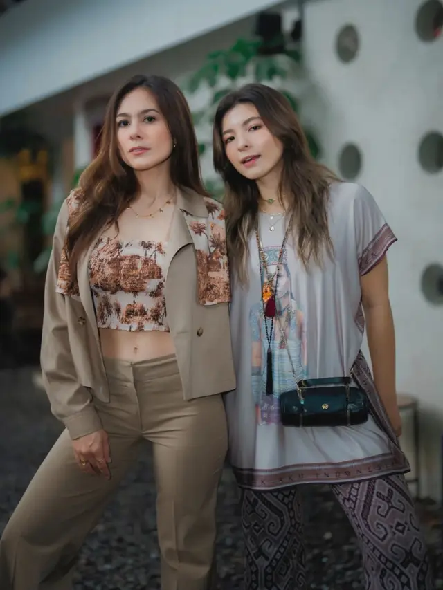 8 Gaya Kompak Wulan Guritno dan Shalom Razade yang Sering Dibilang Seumuran, Jadi Pasangan Ibu-Anak yang Terlihat Bestie