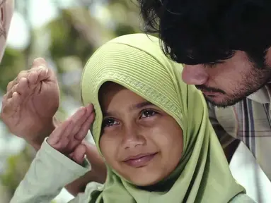 Siapa sih yang tidak tahu film Hafalan Shalat Delisa? Film yang populer pada 2011 menceritakan tentang kisah anak bernama Delisa yang mengalami cobaan kehilangan keluarga karena tsunami Aceh. Film ini sangat populer sebelas tahu lalu. (Liputan6.com/YouTube/Starvisionplus)