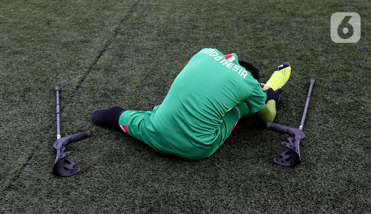 Pemain Garuda Indonesian Amputee Football (INAF) melakukan pemanasan jelang laga persahabatan dengan Selebritis FC di Lapangan C Komplek Gelora Bung Karno, Jakarta, Senin (14/12/2020). Laga ini bagian kampanye duta Piala Dunia U-20 2021 dan mematangkan fisik tim. (Liputan6.com/Helmi Fithriansyah)