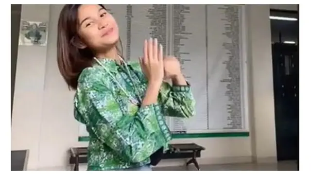 7 Potret Azizah Salsha dengan Seragam SMA Ini Curi Perhatian, Tampak Manis