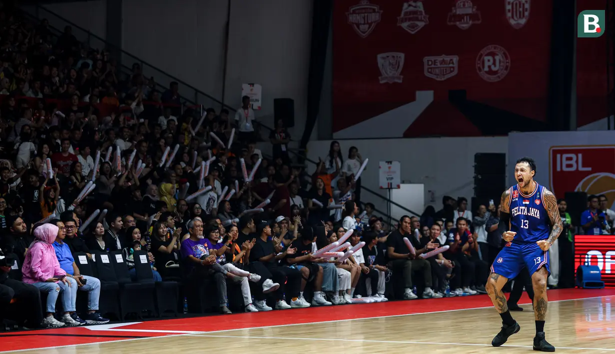Pemain Pelita Jaya, Brandon Van Dorn Jawato melakukan selebrasi setelah mencetak poin saat laga gim ketiga final IBL All Indonesia 2024 melawan Satria Muda yang berlangsung di Hall Basket, Senayan, Jakarta, Sabtu (06/10/2024). Pelita Jaya menang dengan skor 75-70. (Bola.com/Bagaskara Lazuardi)