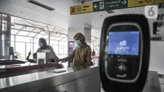 Calon penumpang Light Rail Transit (LRT) Jakarta memindai kartu saat memasuki Stasiun Velodrome, Rawamangun, Kamis (24/3/2022). Pemprov mengusulkan kepada DPRD DKI Jakarta terkait penetapan tarif integrasi transportasi Transjakarta, MRT dan LRT Jakarta sebesar Rp 10.000 (merdeka.com/Iqbal S Nugroho)