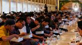 Umat muslim melakukan buka puasa bersama yang di gelar di masjid Istiqlal, Jakarta, Kamis (23/3/2023).  (Liputan6 com/Angga Yuniar)